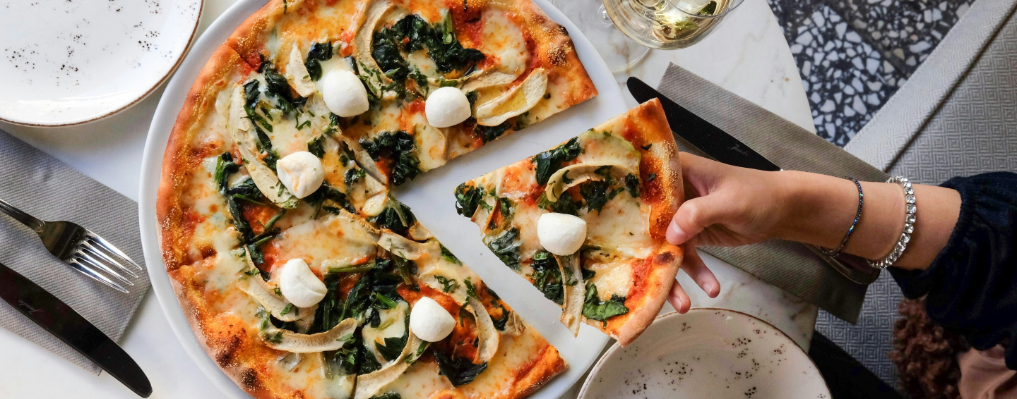 Une pizza découpée dans une assiette